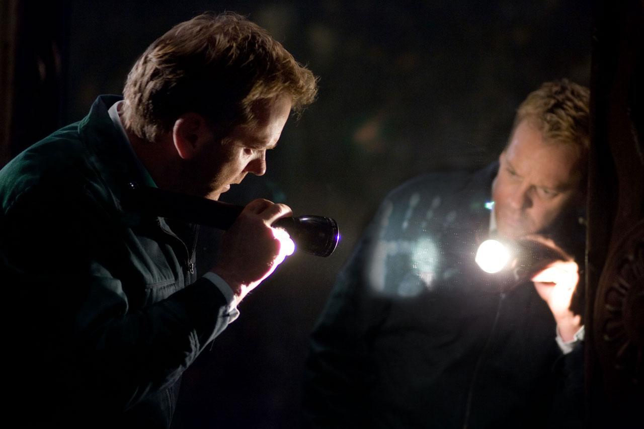 кадр из фильма "Зеркала", в кадре: Кифер Сазерленд - Ben Carson