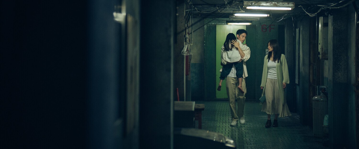 кадр из фильма "Пункт назначения: Высотка 613", IMDb 4.1, КП 3.8, в кадре: Айви Инь - Chen Wei, Цао Юйнин - Xiao Liang