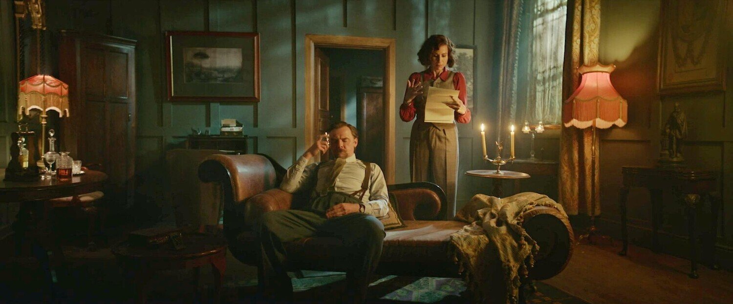 кадр из фильма "Нандор Фодор и говорящий мангуст", IMDb 5.4, КП 6.0, в кадре: Саймон Пегг - Nandor Fodor, Минни Драйвер - Anne
