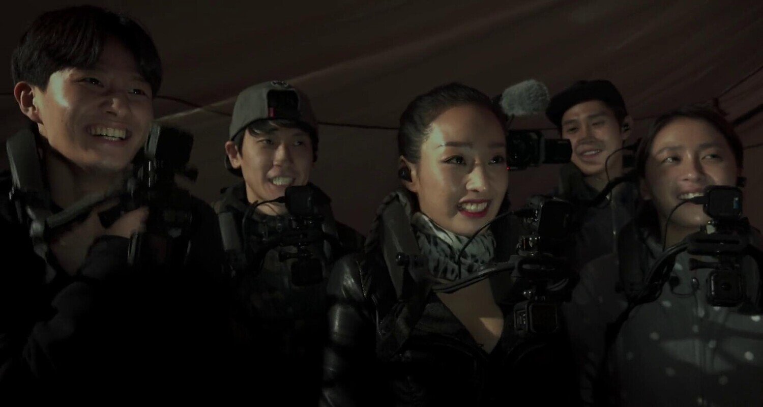 кадр из фильма "Психиатрическая больница Конджиам", IMDb 6.5, КП 6.3, в кадре: Мун Е-вон - Charlotte, Пак Сон-хун - Seong-hoon, Ю Джэ-юн - Je-yoon, Ли Сын-ук - Seung-wook, О А-ён - Ah-yeon