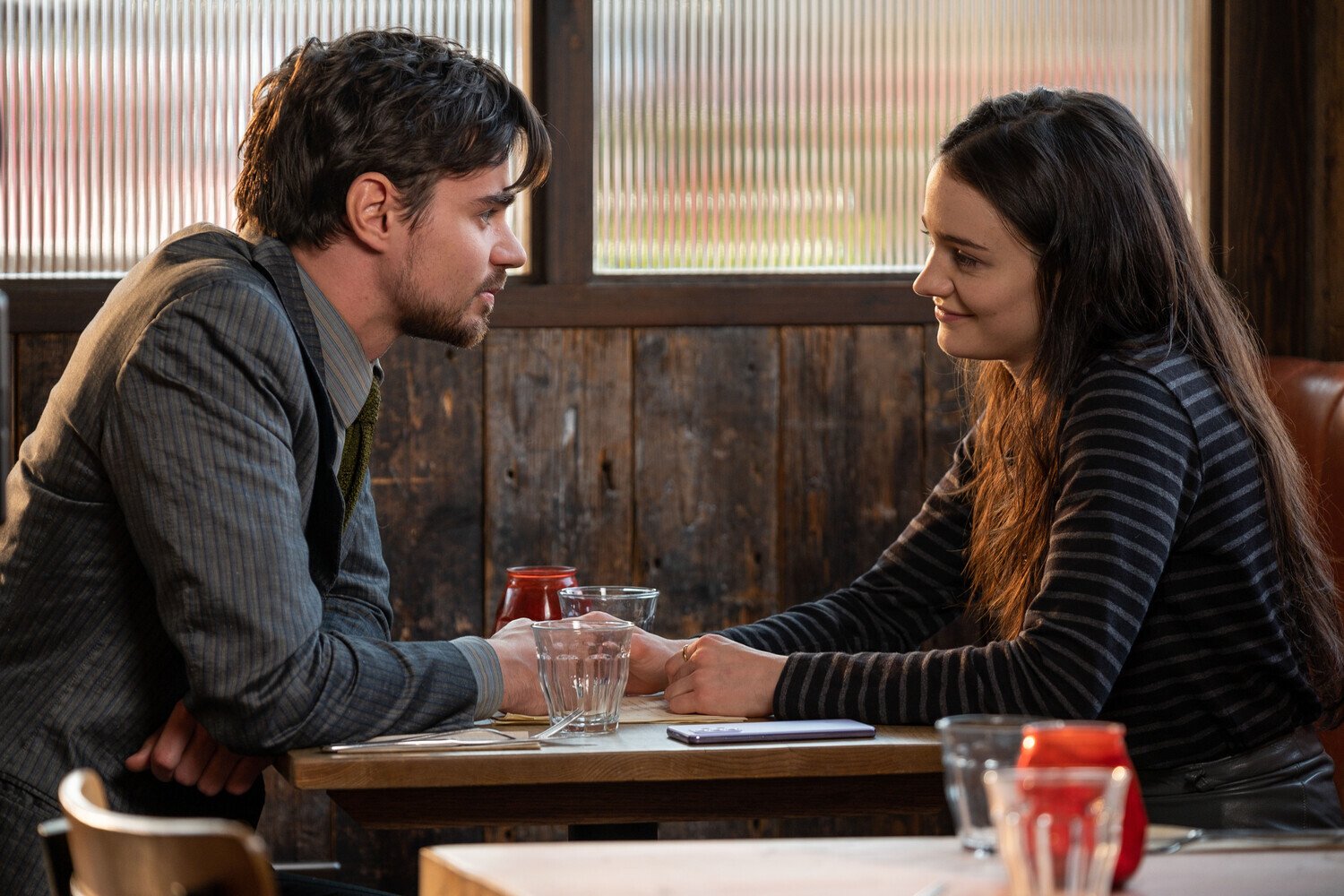 кадр из фильма "Вуду. Шёпот тьмы", IMDb 5.6, КП 5.2, в кадре: Эшлинг Франчози - Ella Blake, Том Йорк - Tom