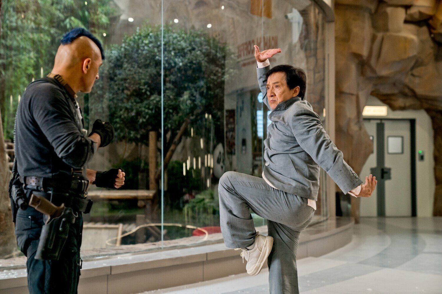 кадр из фильма "Операция "Панда", в кадре: 

Джеки Чан - Jackie