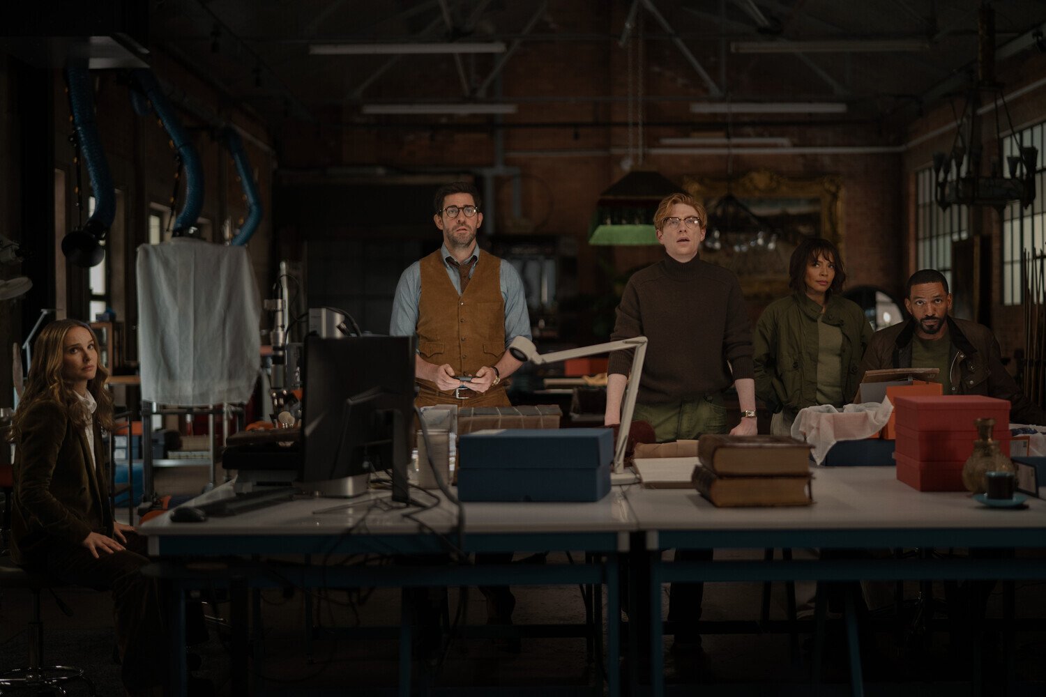 кадр из фильма "Источник вечной молодости", IMDb 5.7, КП 5.9, в кадре: Натали Портман - Charlotte Purdue, Джон Красински -  Luke Purdue, Донал Глисон - Owen Carver, Лас Алонсо - Patrick Murphy, Кармен Эджого - Deb McCall