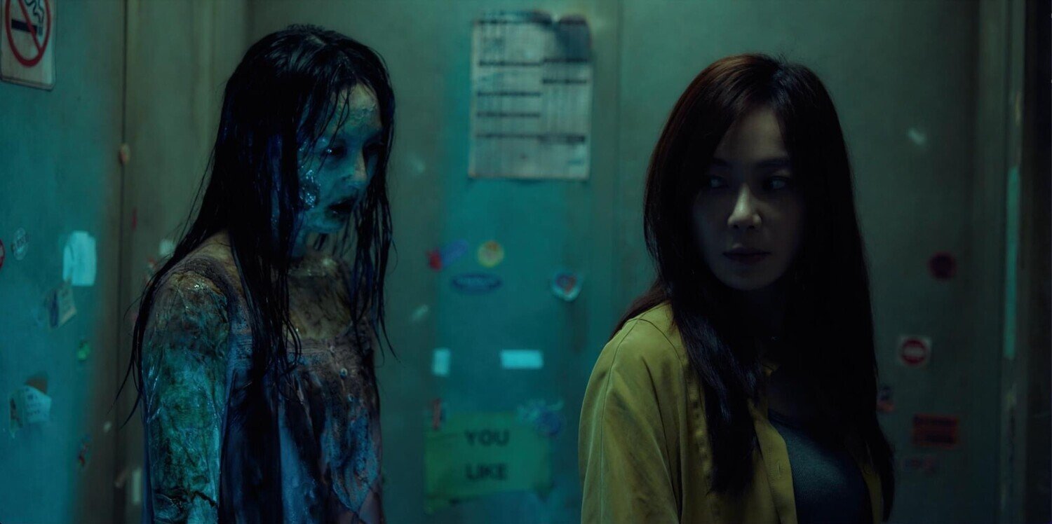 кадр из фильма "Пункт назначения: Высотка 613", в кадре: Айви Инь - Chen Wei и кто-то там в роли призрака