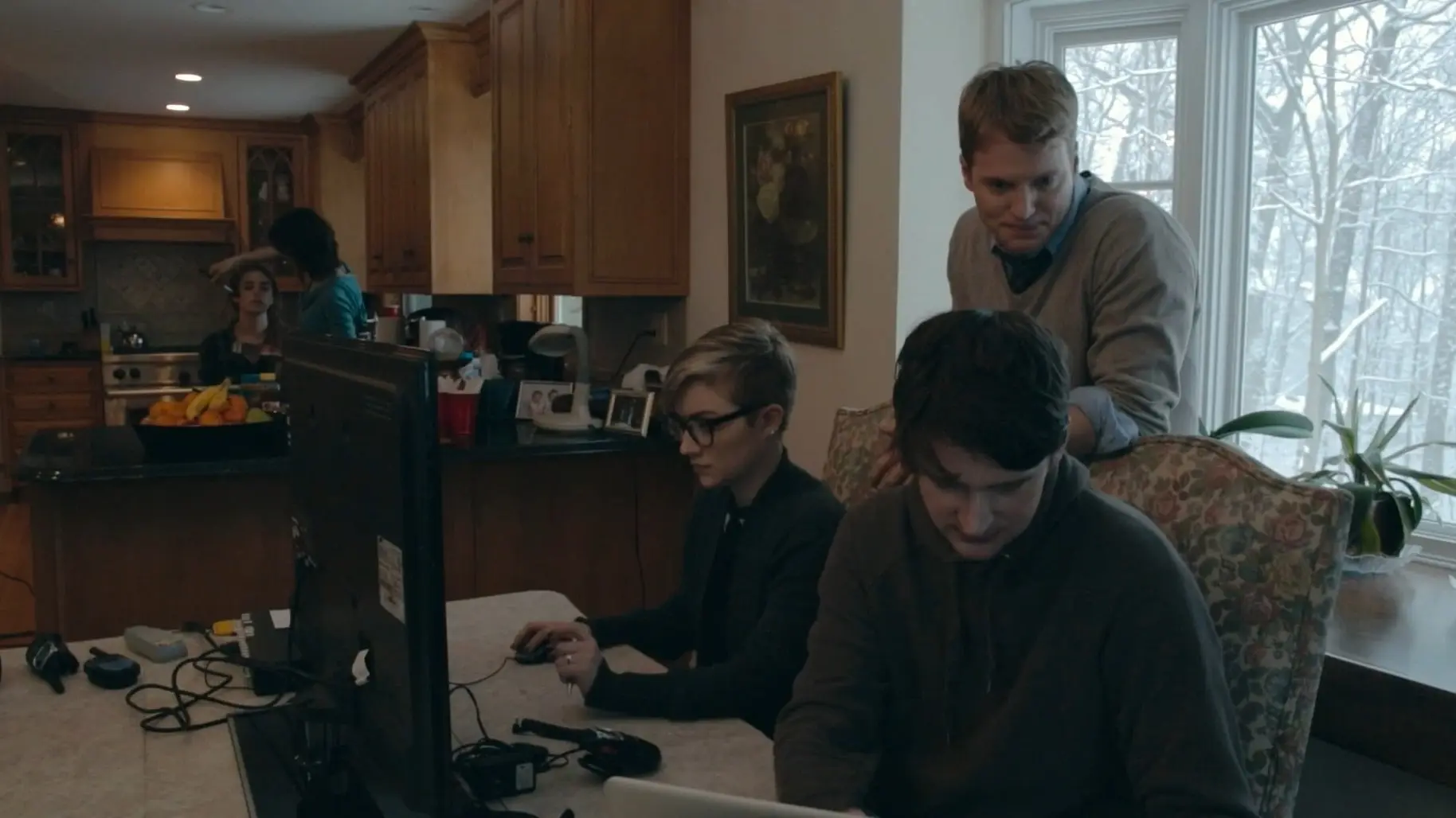 кадр из фильма "Пока никто не поранился", в кадре: Александра Туршен - Stacy, Джулия Моррисон - Alison, Кэти Хенни - Lisa, Патрик Вудалл - Stefan, Уилл Роджерс - Gary