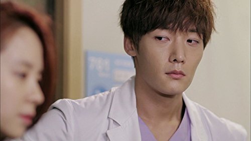 кадр из дорамы "Парочка скорой помощи", IMDb 7.4, КП 7.9, в кадре: Чхве Джин-хёк - Oh Chang-min, Сон Джи-хё - Oh Jin-hee