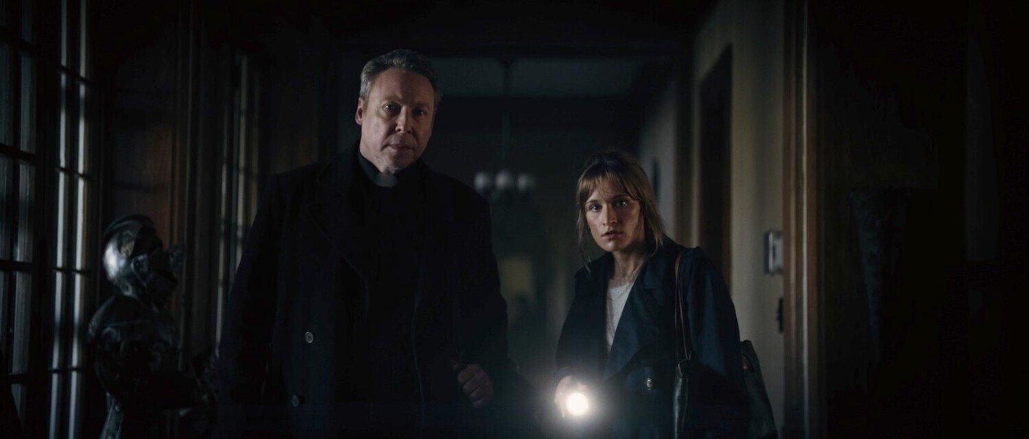 кадр из фильма "Дом ада. Спуск к дьяволу", в кадре: Майкл Саттон - Father David, Сирра Савка - Alicia Cavalini