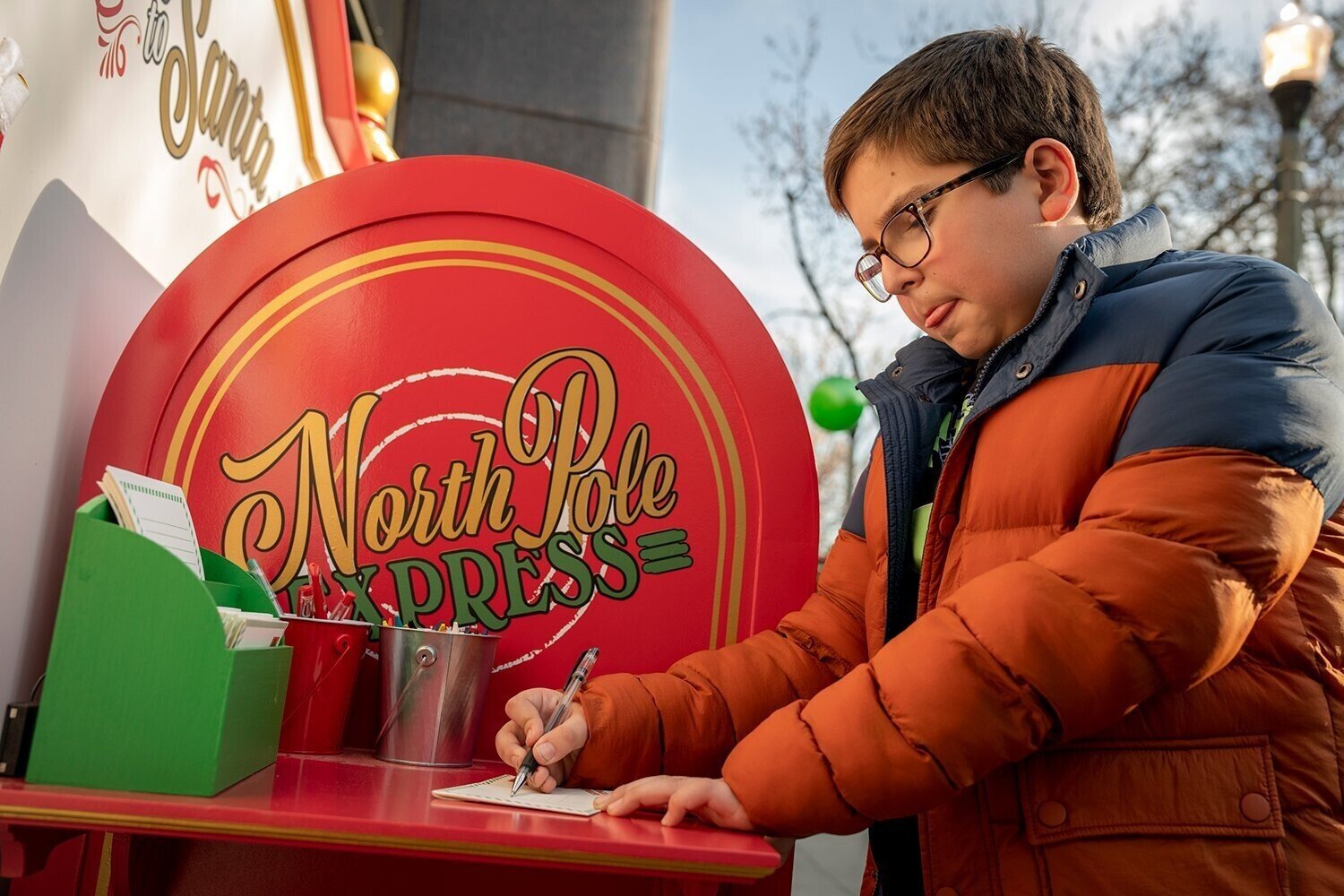 кадр из фильма "Дорогой Санта", IMDb 5.4, КП 5.8, в кадре: Роберт Тимоти Смит -  Liam Turner