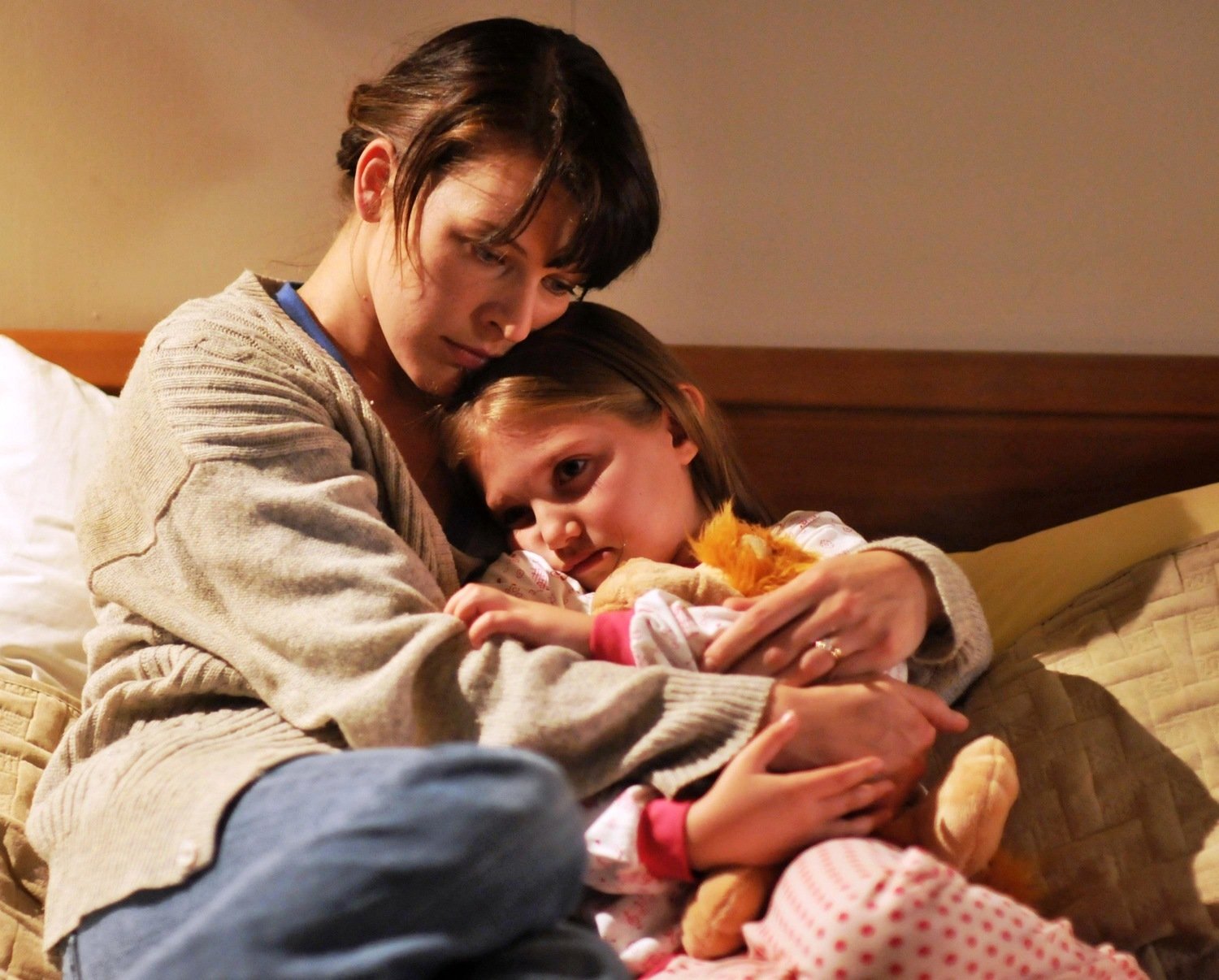 кадр из фильма "Четвёртый вид", IMDb 5.9, КП 6.2, в кадре: Милла Йовович - Abbey Tyler, Миа Маккенна-Брюс - Ashley Tyler