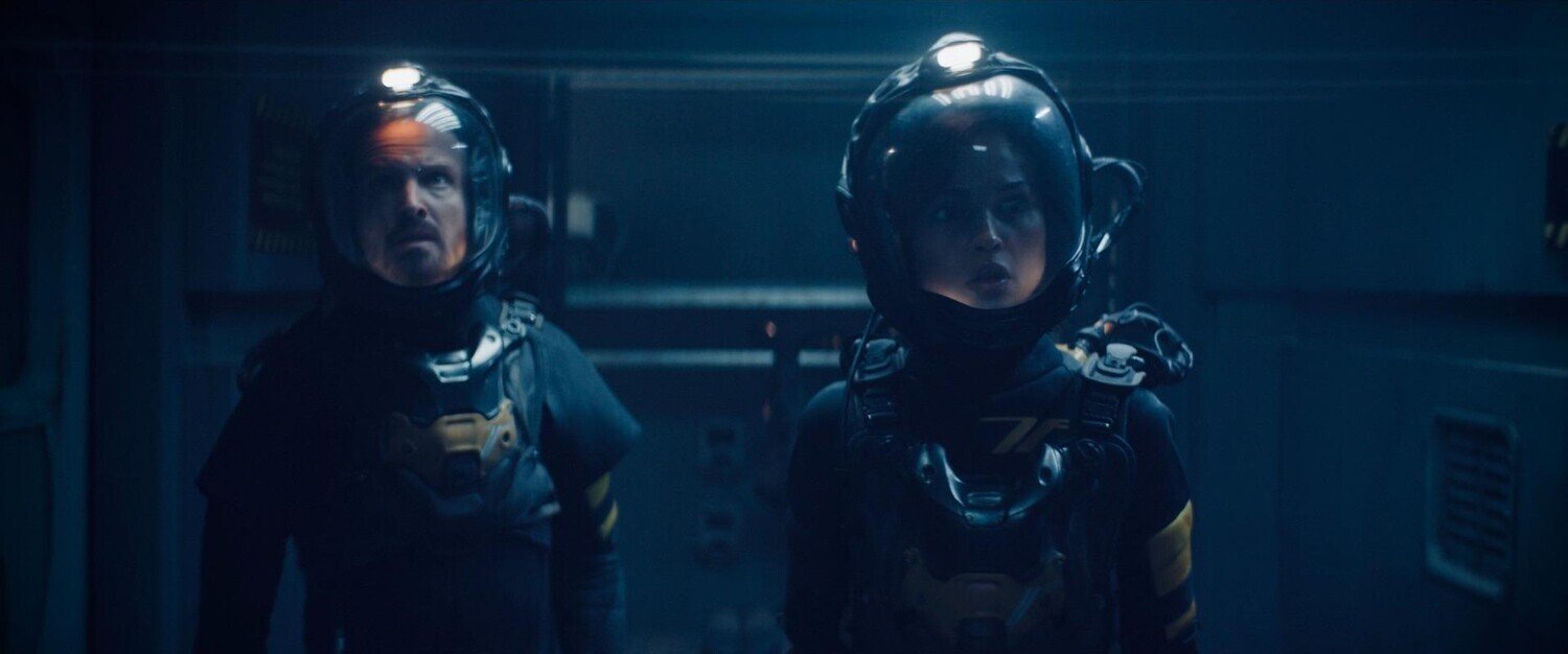 кадр из фильма "Пепел", в кадре: Эйса Гонсалес - Riya, Аарон Пол - Brion