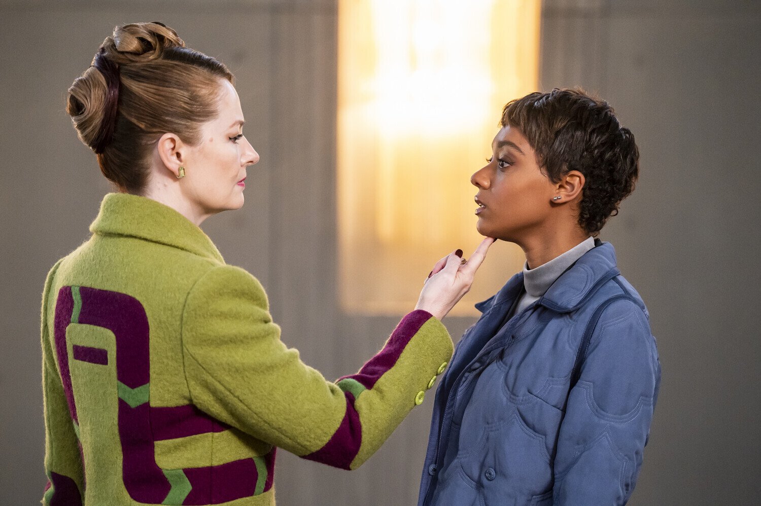 кадр из фильма "Бюро магических услуг", в кадре: Миранда Отто - Countess Judy, Софи Уайлд - Sophie Pettingel