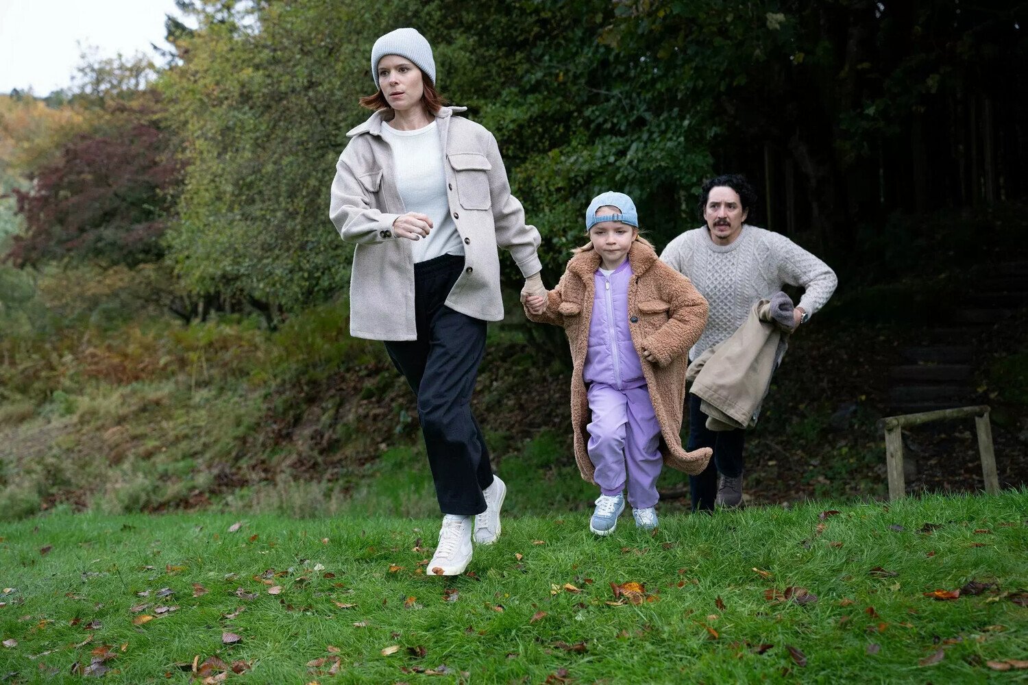 кадр из фильма "Астронавт", в кадре: 

Кейт Мара - Capt. Sam Walker, 

Гэбриел Луна - Mark Walker, 

Scarlett Holmes - Izzy