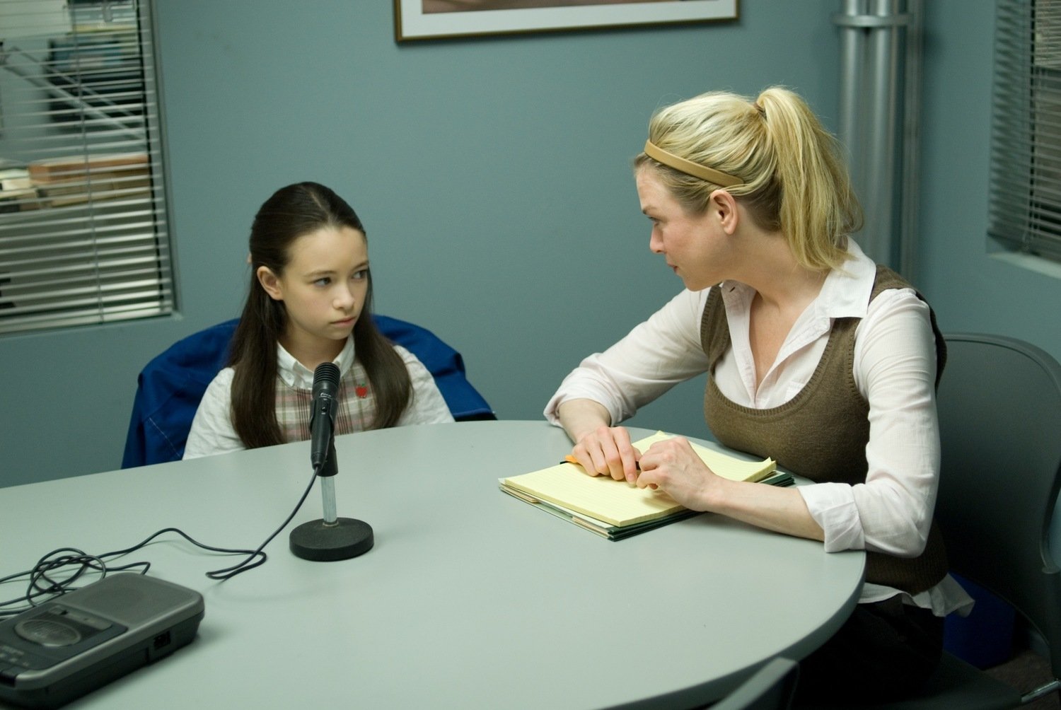 кадр из фильма "Дело №39", IMDb 6.2, КП 6.6, в кадре: Рене Зеллвегер -  Emily Jenkins, Джоделль Ферланд - Lilith Sullivan