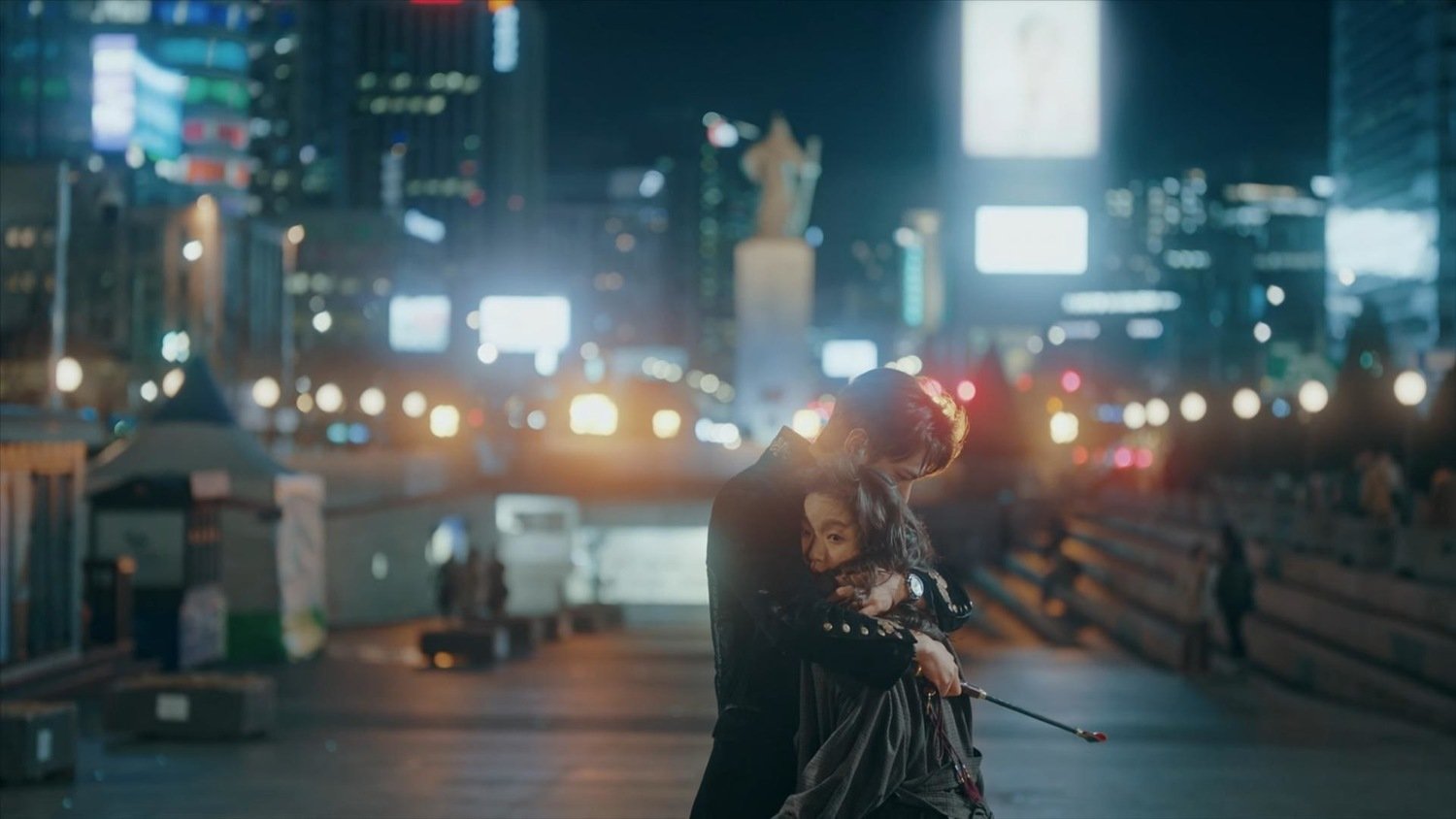 кадр из дорамы "Король: Вечный монарх", в кадре: Ли Мин-хо - Lee Gon, Ким Го-ын - Jeong Tae-eul / Luna