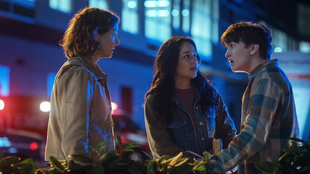 кадр из фильма "Пункт назначения: Узы крови", в кадре: Кейтлин Санта Хуана -  Stefani Reyes, Риа Килстедт - Darlene Campbell, Тео Брионес - Charlie Reyes