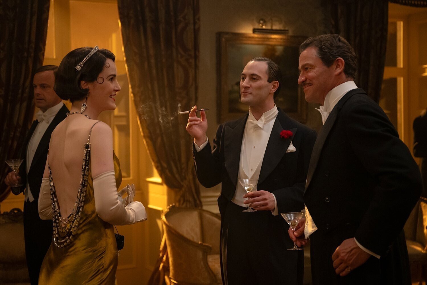 кадр из фильма "Аббатство Даунтон 3", в кадре: Мишель Докери - Lady Mary, Доминик Уэст - Guy Dexter, Арти Фрушан - Noël Coward