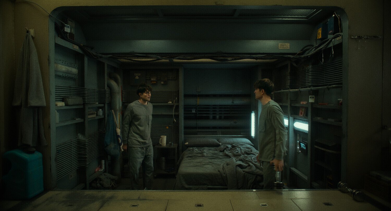 кадр из фильма "Микки 17", в кадре: Роберт Паттинсон - Mickey Barnes