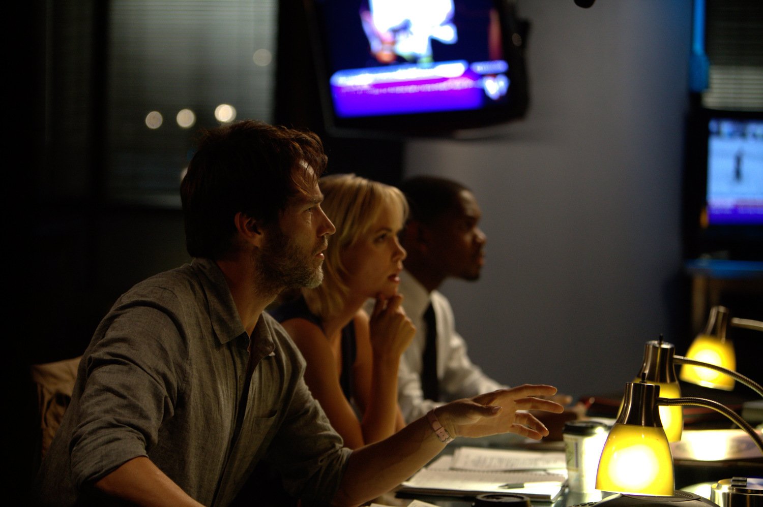 кадр из фильма "Улики", в кадре: Стивен Мойер - Detective Daniel Reese, Рада Митчелл - Detective Alex Burquez, Амл Амин - Officer Jenson