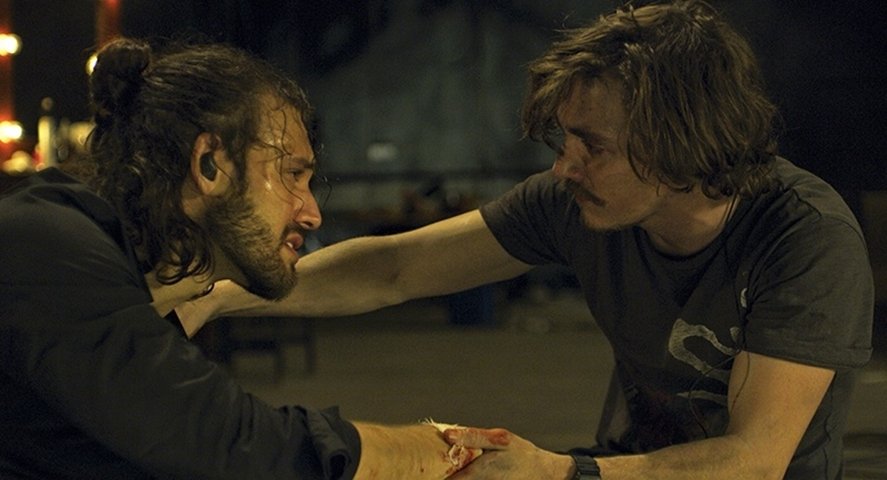 кадр из фильма "Час дьявола", IMDb 6.0, КП 6.1, в кадре: Райан Гузман - Max, Кайл Галлнер - Drew