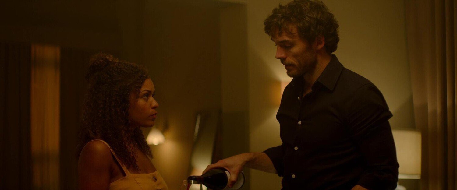 кадр из фильма "Синистер. Семейное проклятие", IMDb 4.7, КП 5.2, в кадре: Сэм Клафлин - Patrick McKee, Антония Томас - Karina McKee