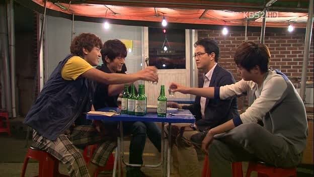 кадр из дорамы "Братья Очжаккё", IMDb 7.9, КП 7.8, в кадре: Чон Ун-ин - Hwang Tae-Sik, Рю Су-ён - Hwang Tae-Bum, Чу Вон - Hwang Tae-hee, Ён У-джин - Hwang Tae-pil