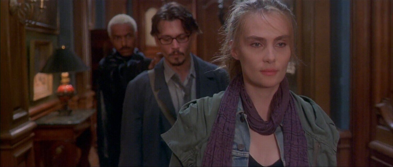 кадр из фильма "Девятые врата", в кадре: 

Эмманюэль Сенье - The Girl, 

Джонни Депп - Dean Corso, 

Тони Амони - Liana's Bodyguard