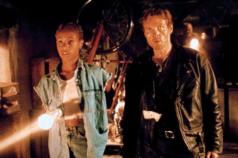 кадр из фильма "Байки из склепа: Демон ночи", в кадре: Уильям Сэдлер - Brayker, Джада Пинкетт Смит - Jeryline