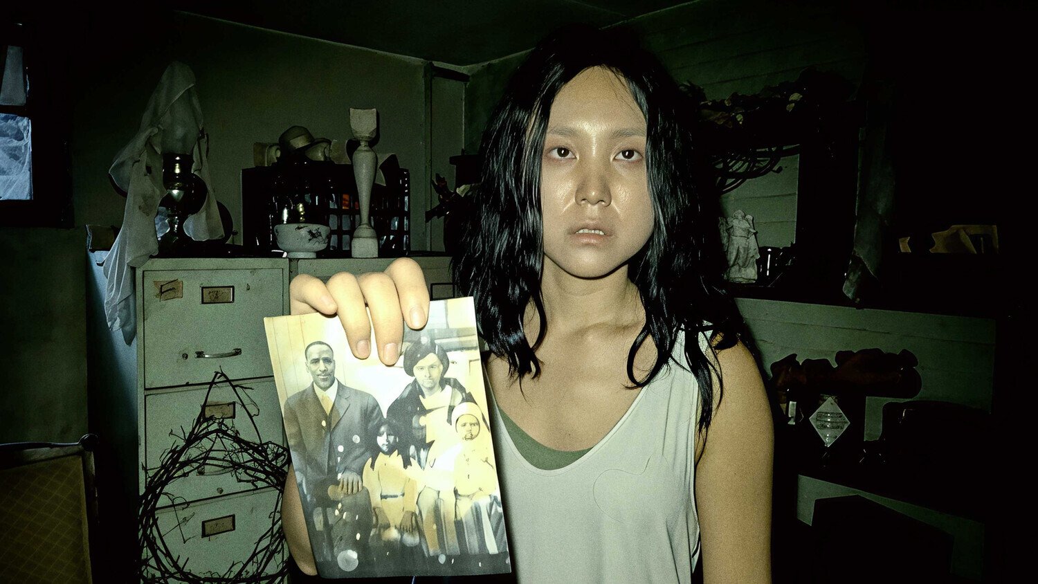 кадр из фильма "Призраки Талсы", в кадре: 

Чу Ын Кан - Eva