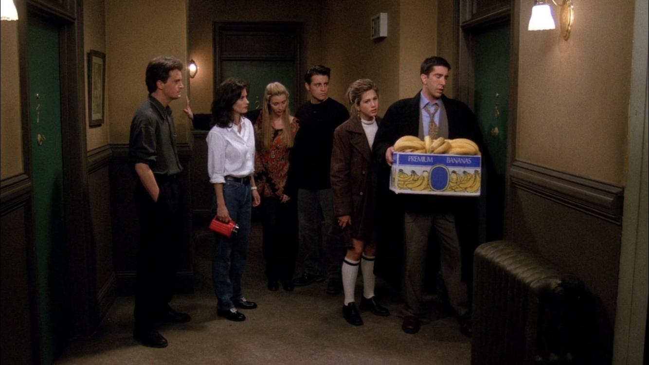 кадр из сериала "Друзья", в кадре: Мэттью Перри - Chandler Bing, Кортни Кокс - Monica Geller, Лиза Кудроу - Phoebe Buffay, Мэтт ЛеБлан - Joey Tribbiani, Дженнифер Энистон - Rachel Green, Дэвид Швиммер - Dr. Ross Geller