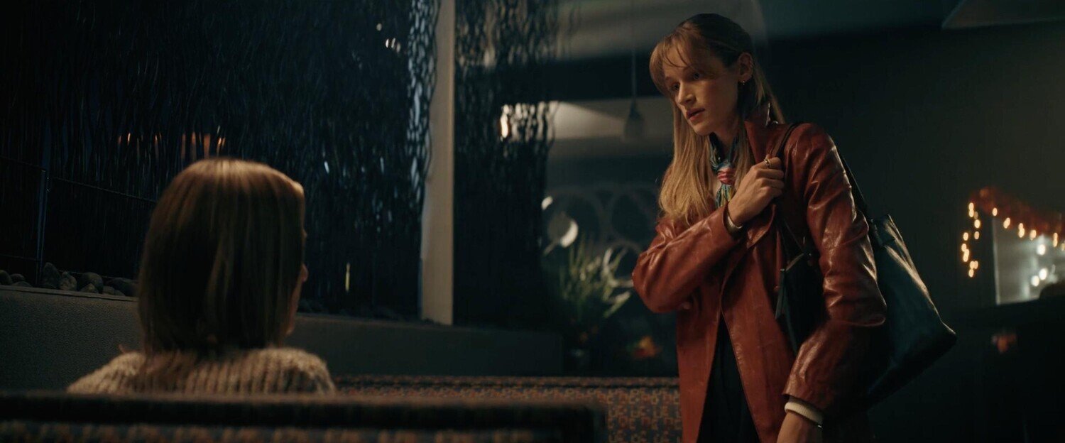 кадр из фильма "Дом ада. Спуск к дьяволу", IMDb 4.6, КП 4.3, в кадре: Элизабет Вермилиея - Vanessa Shepherd, Сирра Савка - Alicia Cavalini